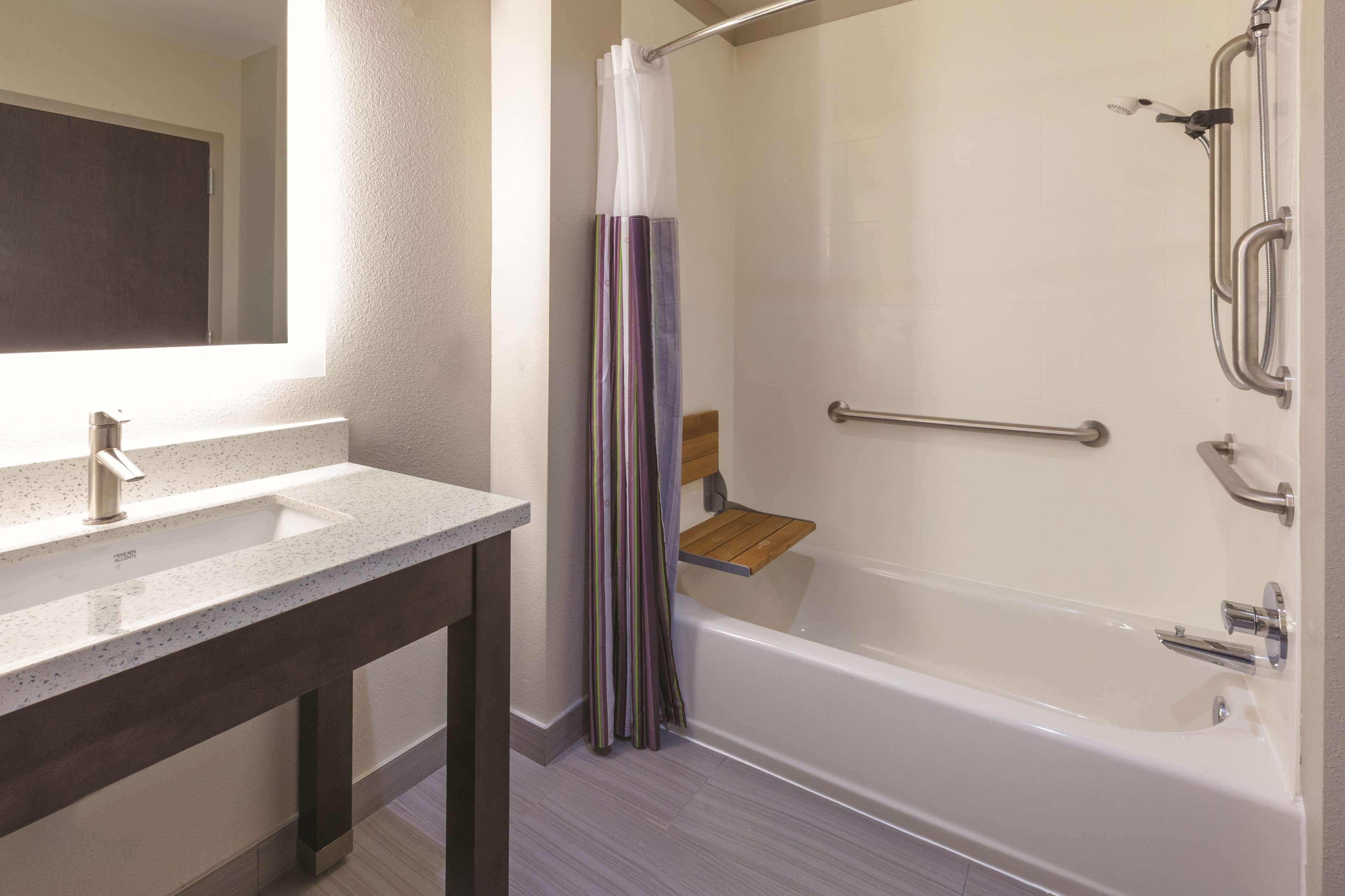 La Quinta By Wyndham Terre Haute Bagian luar foto