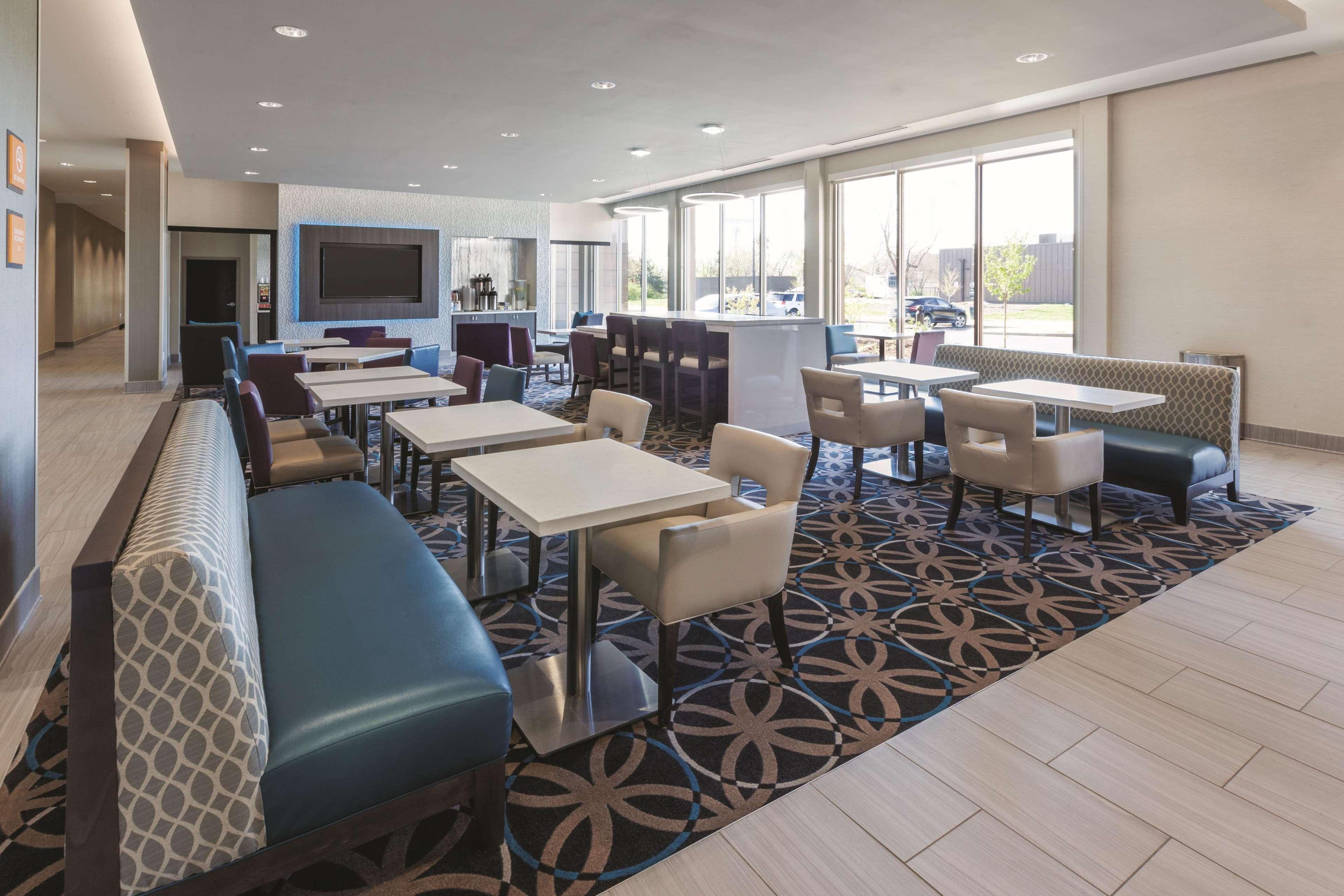 La Quinta By Wyndham Terre Haute Bagian luar foto