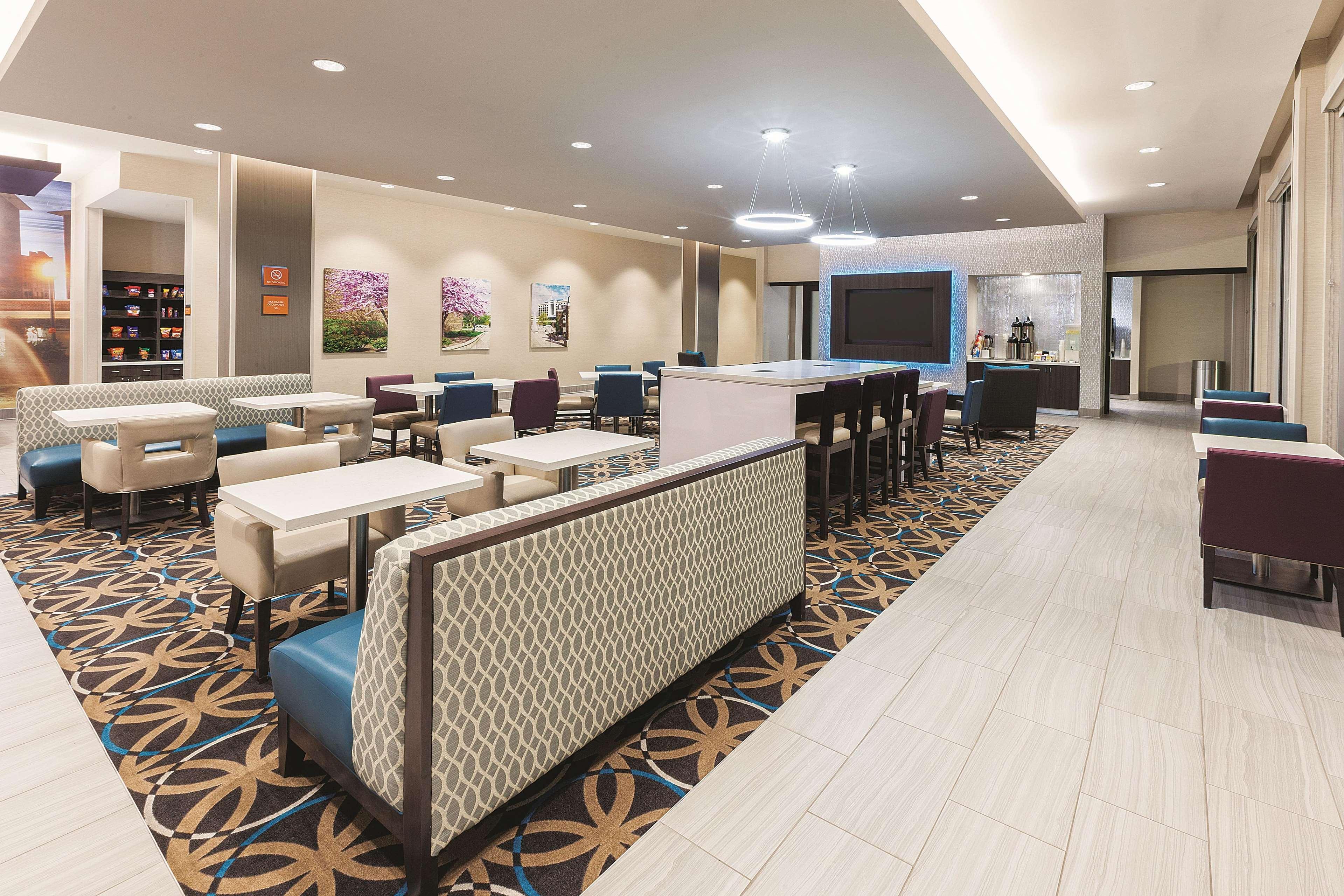 La Quinta By Wyndham Terre Haute Bagian luar foto